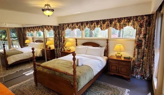 Enjoy in peace and a natural garden during your stay in West Vancouver