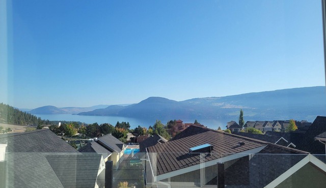 Enjoy pool/hot tub/lakeside view/water trampolines/for 8