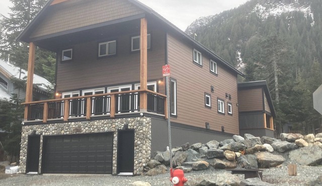 Enjoy time with family or friends in this new rental on Sasquatch Mountain !