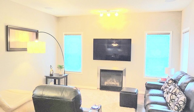 Entire comfy 2000 sq. ft. Home | 3BDR | 2.5 Bath | 15 mins from Airport