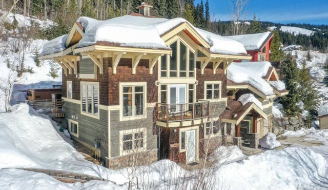 Entire house, Close to ski lifts and ALL amenities, fully equipped