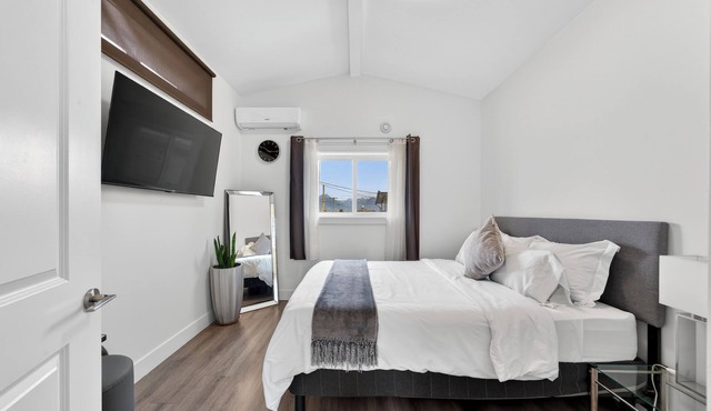 Entire NEW Cozy and Modern 2–storey HOUSE