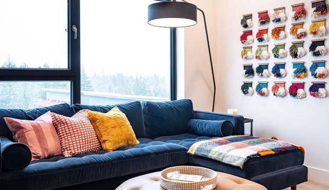 Epic Mountain Views & AC | 2.5km to RMR & Town⁠