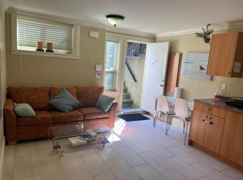 Equipped Guesthouse Near Oakridge Mall