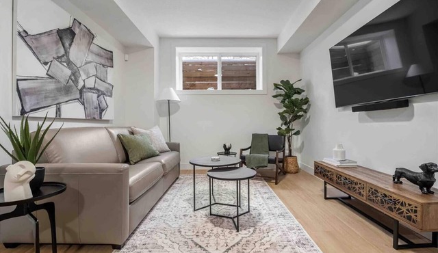 Ethereal Escape 2BR Suite Sleeps 6 AC near UofC