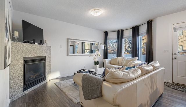 Evergreen Calgary Townhome — 3BR, Sleeps 6, Gas Fireplace, Free Parking