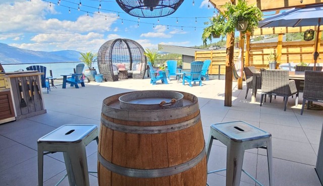 EXCLUSIVE LAKEFRONT PENTHOUSE *PRIVATE ROOFTOP DECK * POOL *HOTUB *SUNSET VIEWS
