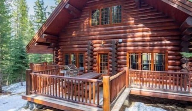 EXCLUSIVE very private cabin on the golf course!