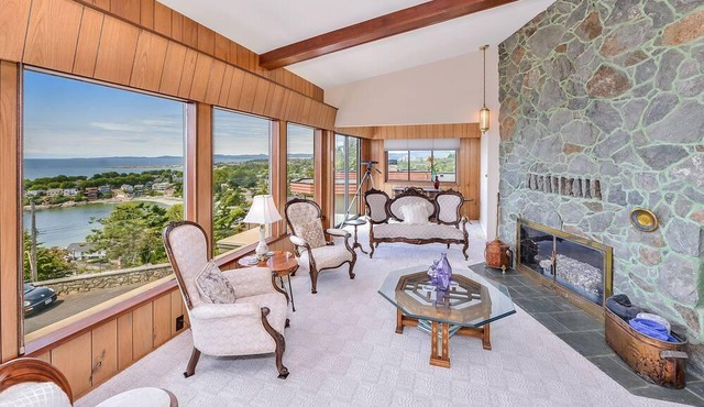 Executive 3 Bedroom With Sweeping Ocean and Mountain Views