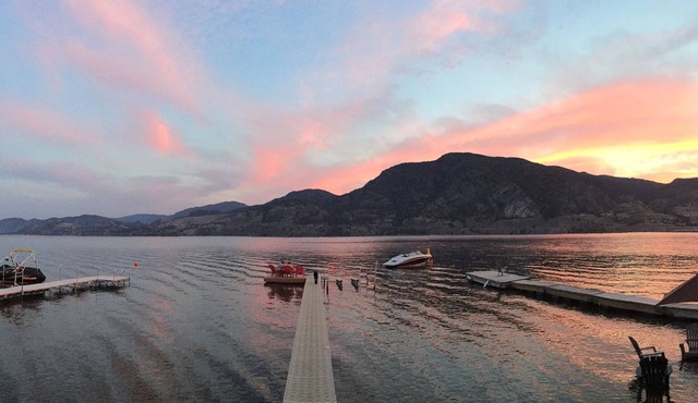 Executive Skaha Lake Waterfront Home-Sandy beach-Dock-Boat Moorage-4 bdrm, 4 bth