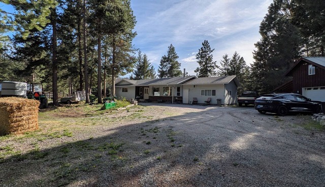 Experience Zen in a charming 3-bedroom farmhouse in Beautiful Thompson-Nicola.