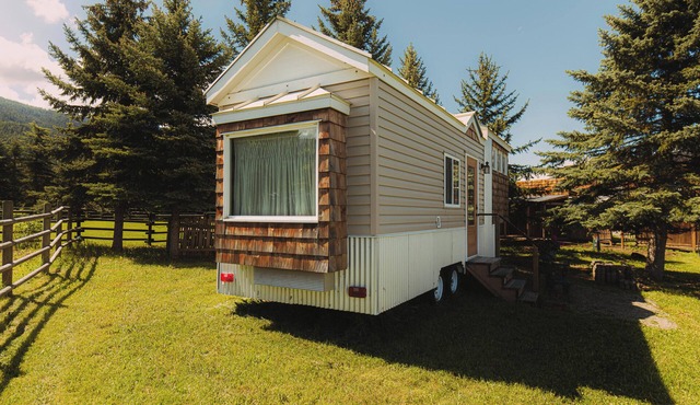 Fabulous Tiny House with a cottage feel in a farm setting, 3min from Armstrong.