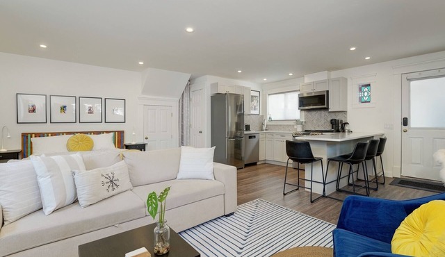 Fairfield Estate Coach House, close to Cook Street Village by Victoria Prime!