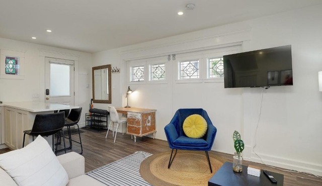 Fairfield Estate Coach House - 30-Day Stay, steps from Cook Street Village by Victoria Prime!