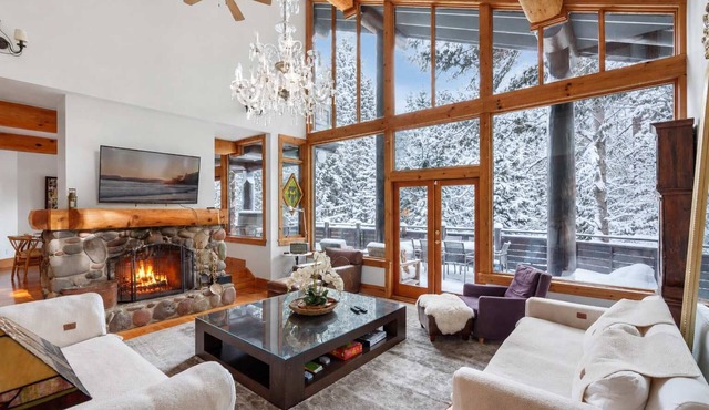 Falcon | Elegant Chalet | Hot tub | Prime Location