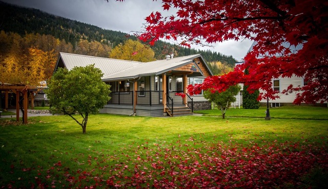 Fall Line Guesthouse | 4 Bedroom - 2 Bathroom - Hot Tub - Downtown