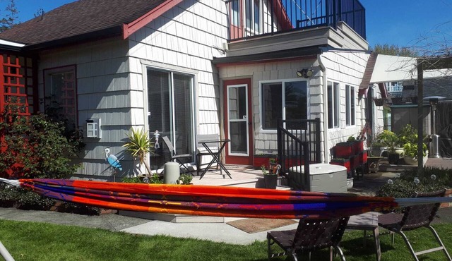 Family Cottage-House in Scenic James Bay, Victoria: 1 Blk to Ocean & Ogden Pt!