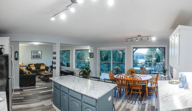 Family & dog friendly for 6 people - walking distance to 4 lakes!