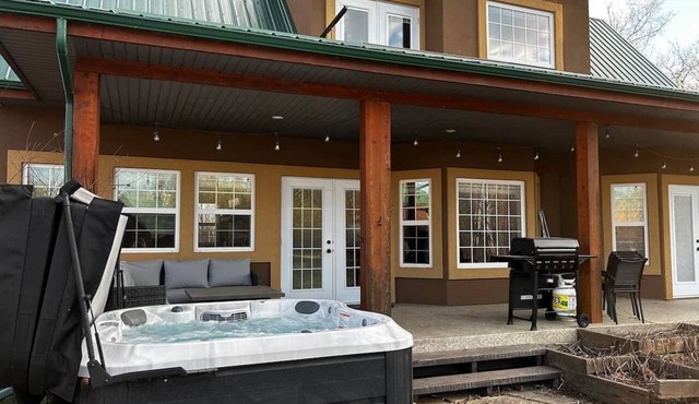 Family Friendly Cabin w/Jacuzzi at Fowler Lake, SK
