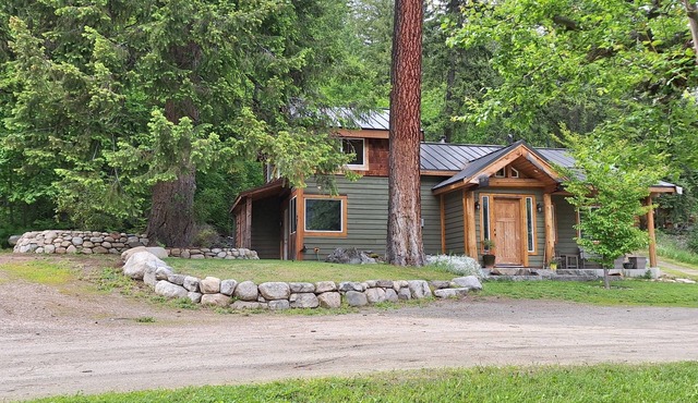 Family friendly 2 bdrm/3 bed home mins from sandy beaches and downtown Nelson!