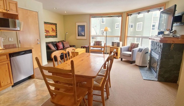 Family & Groups | 2 Q beds + 2 Twin | Walk to Trails