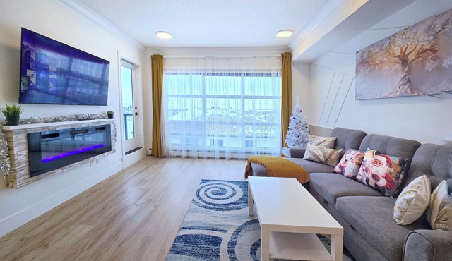 Family Modern 1BR +Den Condo Apartment, DT, Balcony, Free Parking, Suite Laundry