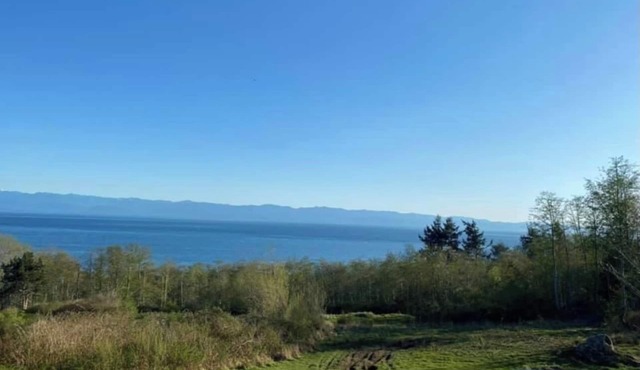 Family-size home 5-minutes' walk from Gordon's Beach, peaceful and convenient!