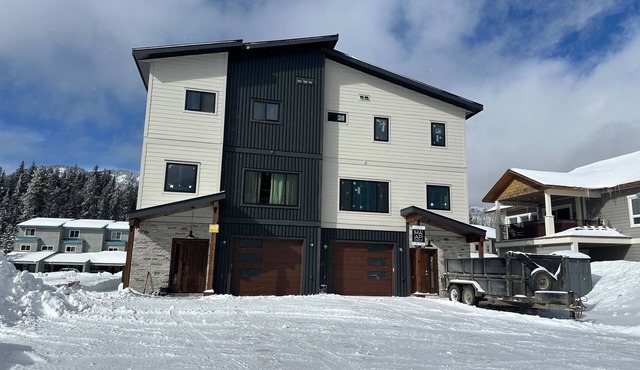 Family-sized townhome steps away from Apex Mountain Resort 35min from Penticton