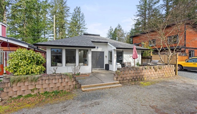 Family vacation home at Cultus Lake - Pet Friendly