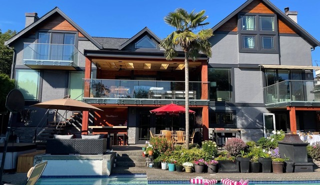 MAJOR INTERNATIONAL SPORTING EVENT! RESORT STYLE LIVING Pool, hot tub, gym, cold plunge, sauna 4 Bed sleeps 8