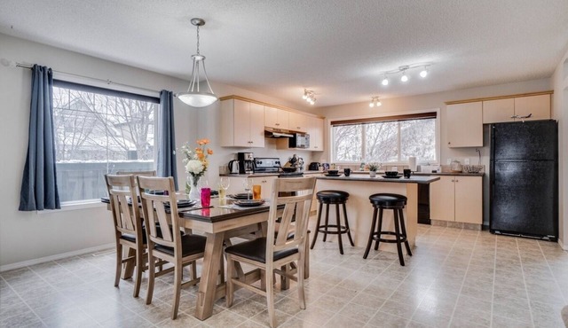 Finn - 3 bedroom, AC, Large Kitchen, Garage & BBQ