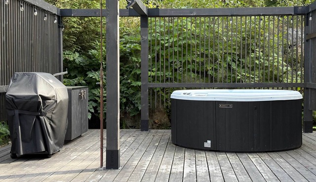 Flow Cottage: Private Hot Tub