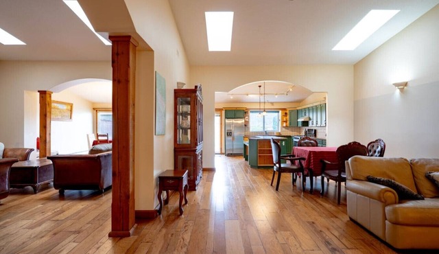 Fort Wine Manor: Entire Private Estate Home