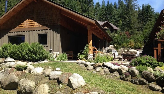 Freya's Cabin at Big Bay Stays: Your Lakeside Haven for Rejuvenation & Adventure in New Denver