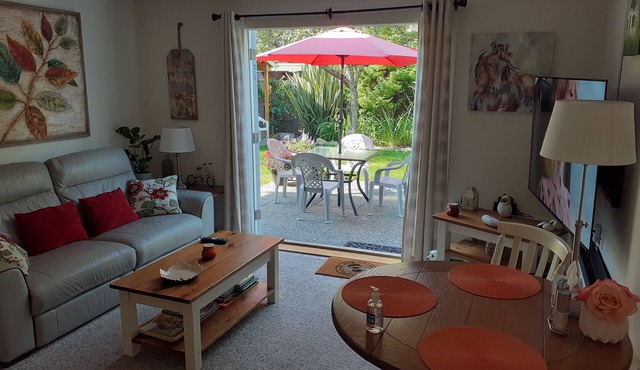 Fully furnished garden suite one block from downtown, ocean in charming Sidney
