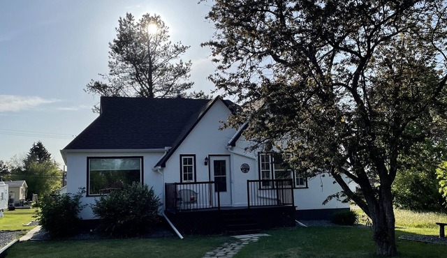 Fully Renovated Vintage Lake House steps from the lake and local amenities