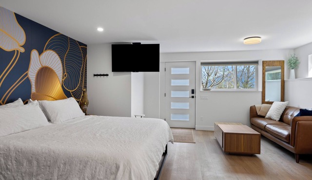 Fun + Private West-End King Suite, Centrally Located Near TRU+RIH