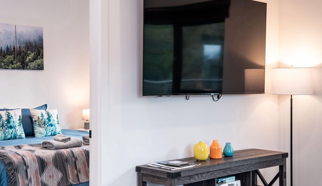 Furnished, 3 month min 3 Bd PENTHOUSE, deck, hot tub, Mack Plaza