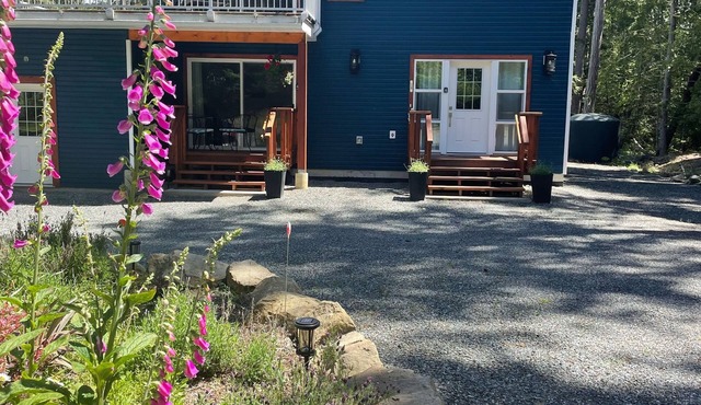 Gabriola Small Suite with Hot Tub