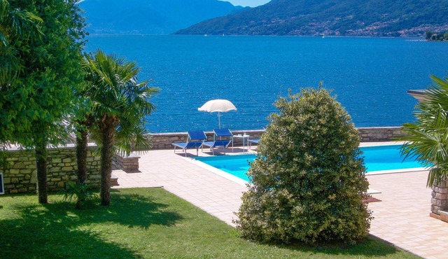 GiardinoLago Rosso Holiday flat on the lake with pool in Gravedona