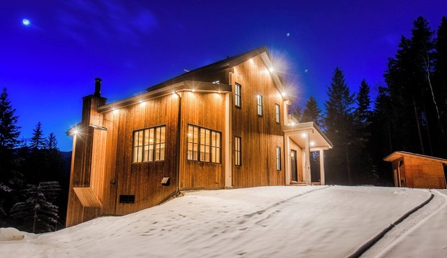 Golden Hour: 3-bedroom luxury home in the Canadian Wilderness