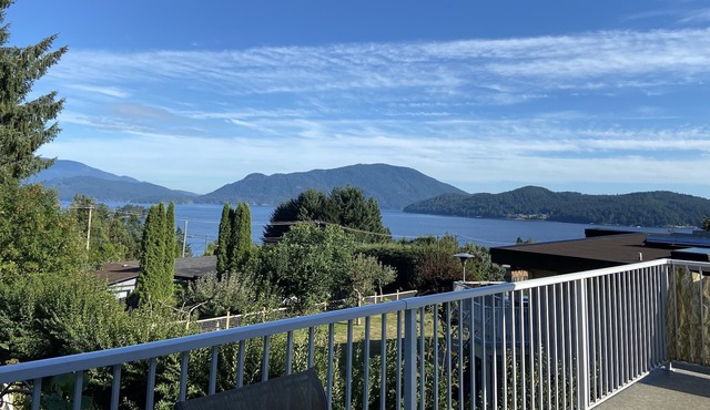 Gorgeous house with ocean view close to Ferry in Gibsons