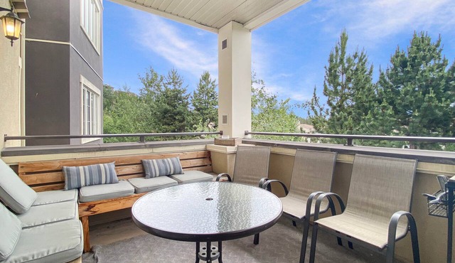Grand Condo Near Airport - Pool and Golf! 1210