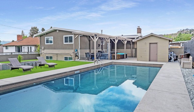 Grand Oasis Kelowna, Resort-Style Pool, Hot Tub, Sauna 5 Min to Downtown