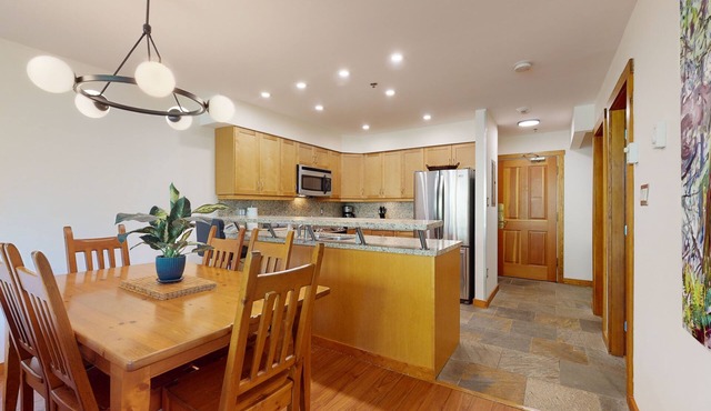 Greystone, Renovated Ski in Ski out, sleeps 5, Free Wifi (217)