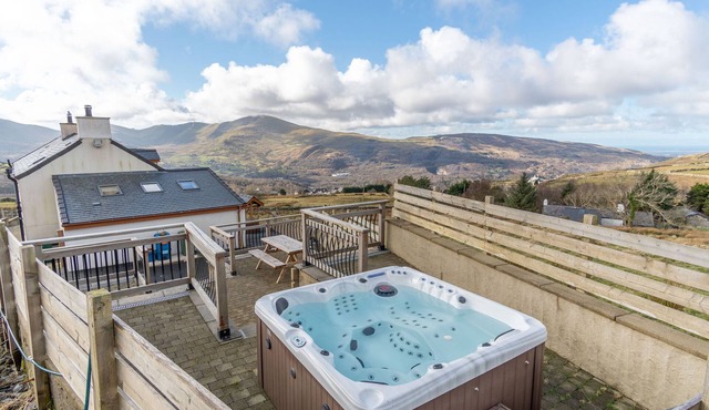 GROESLON UCHAF, pet friendly, with hot tub in Llanberis in Caernarfon
