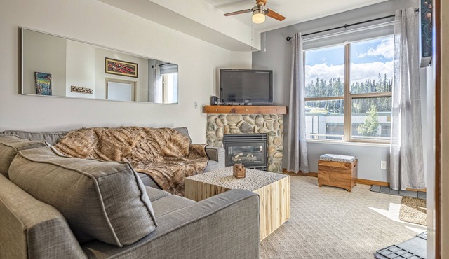 Ground Floor Creekside Condo - Pet Friendly, amazing views, near trails