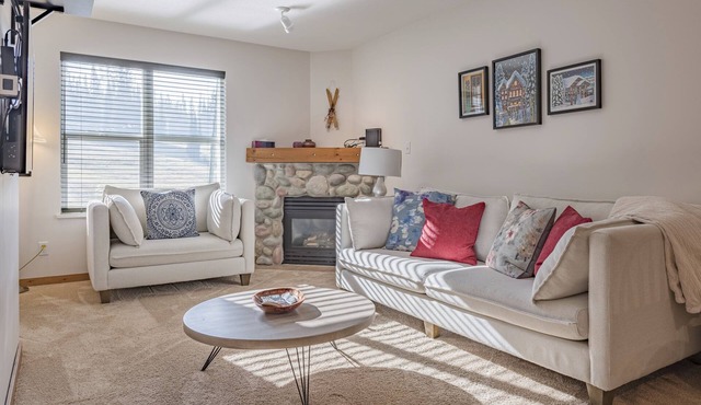Ground Floor Creekside Condo - great for hiking and biking!