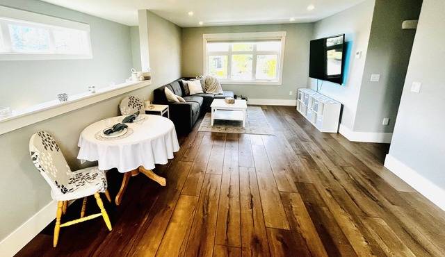 Guest suite in Fairwinds! 2 minutes from golf course w/putting green in yard!
