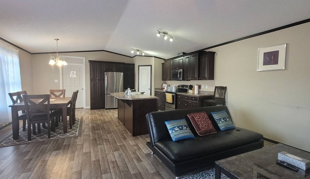 Guest suite in town-2 bedrooms/private kitchen